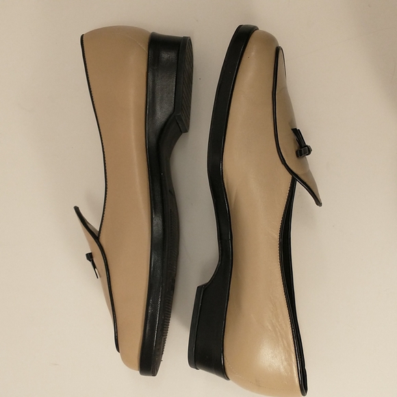 Leather Loafers Stuart Weitzman Flats Tan w/ Black Bow & Trim 8.5 Made in Spain - Picture 3 of 10